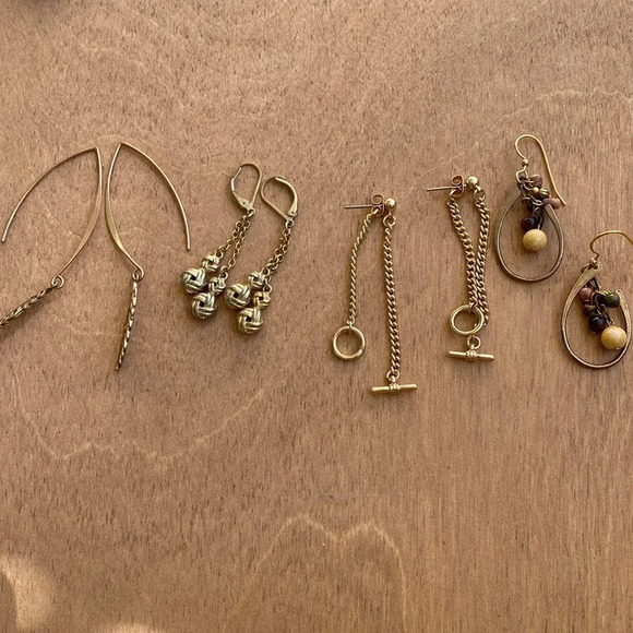 4 pairs of gold tone dangle earrings - Picture 1 of 9